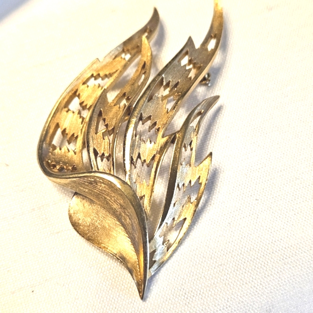 Vintage Crowned Trifari Gilded Gold Tone Brooch 1950-1960s Mid Century